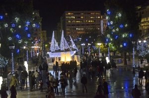Πλατεία Συντάγματος: Άναψαν τα φώτα του χριστουγεννιάτικου καραβιού