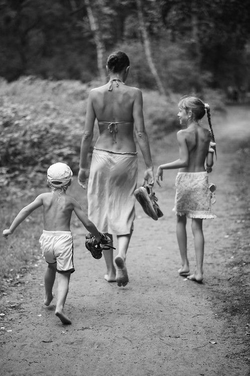 Γιατί πρέπει να αφήνουμε τα παιδιά να περπατάνε ξυπόλητα - MamaMia.gr