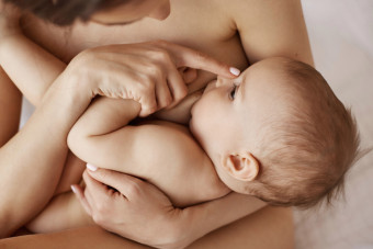 Κορονοϊός | Τα αντισώματα από το εμβόλιο περνούν στο μητρικό γάλα