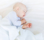 Τι να κάνετε εάν το μωρό σας κοιμάται όλη την ημέρα και μένει ξύπνιο τη νύχτα