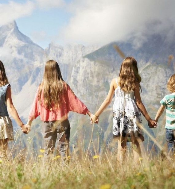 7 λόγοι που κάνουν τα ξαδέρφια ό,τι καλύτερο για τα παιδιά (μετά τα αδέρφια τους)