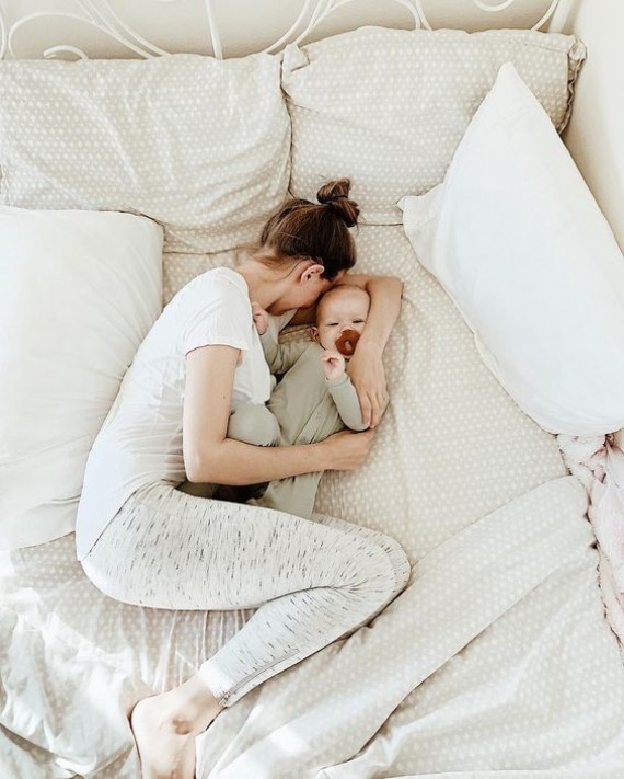 Co-sleeping | Όσα πρέπει να γνωρίζετε εάν κοιμάστε μαζί με το μωρό σας