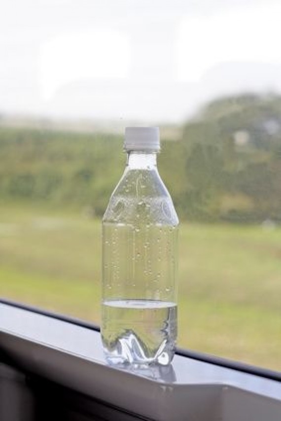 SOS|  γιατί δεν πρέπει ποτέ να αφήνετε μπουκάλια με νερό μέσα στο αυτοκίνητο