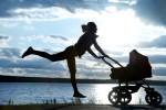 Απλοί και διασκεδαστικοί τρόποι να γυμναστείτε μαζί με το μωρό