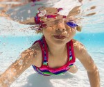 4 διασκεδαστικά παιχνίδια στη θάλασσα που μαθαίνουν στα παιδιά να κολυμπούν