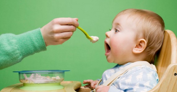 4 superfoods να προσθέσετε στη διατροφή του μωρού σας