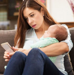 3 απλοί τρόποι να μην αφήσετε το κινητό σας να μπει ανάμεσα σε εσάς και το μωρό σας