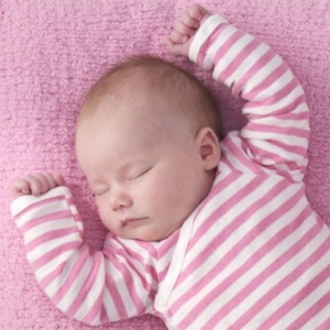 Ξέρετε ποιο είναι το πιο επικίνδυνο μέρος για να κοιμηθεί ένα μωρό;