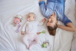 8 πράγματα που δεν πρέπει να κάνετε εάν μείνατε ξύπνιοι όλη νύχτα με το μωρό