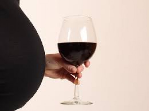 Το αλκοόλ κατά την εγκυμοσύνη απειλεί τον εγκέφαλο του εμβρύου