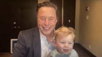 O γιος του Elon Musk έκλεψε την παράσταση στη διάρκεια μιας παρουσίασης για την SpaceX
