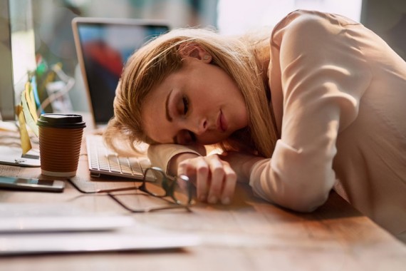 Πώς θα βγάλετε τη μέρα στη δουλειά με μόνο 3 ώρες ύπνο