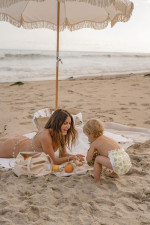 6 συμβουλές για να μη χάσετε το παιδί σας στην παραλία ή μέσα στο πλήθος