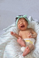 8 εντελώς φυσιολογικοί λόγοι για τους οποίους μπορεί να κλαίει ένα μωρό