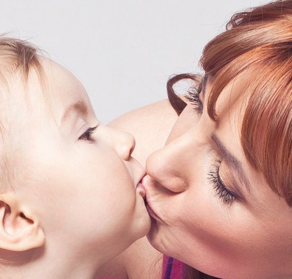 Είναι κακό να φιλάμε τα παιδιά μας στο στόμα;