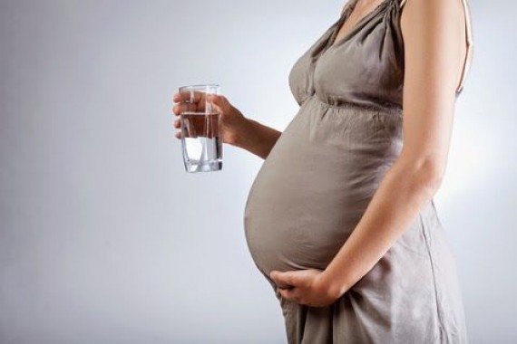 Πόσο νερό πρέπει να πίνει μια έγκυος;