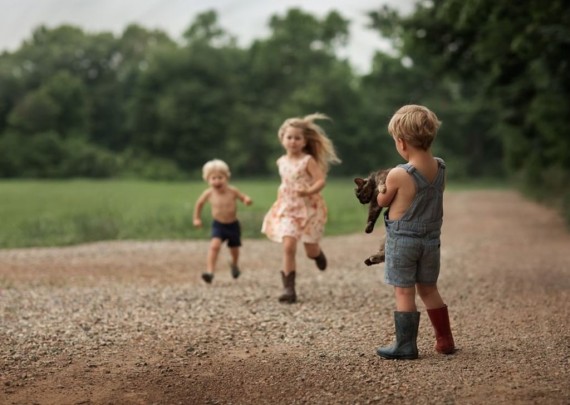 Έχετε σκεφτεί ποτέ πόσο υπέροχο θα ήταν να μεγαλώνετε τα παιδιά σας σε μια φάρμα;