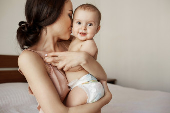 Το λέει η επιστήμη: οι αγκαλιές αλλάζουν το DNA του μωρού (προς το καλύτερο)