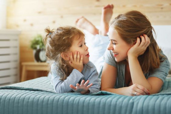 10 φράσεις για να ξεκινήσετε μια ουσιαστική κουβέντα με το παιδί σας