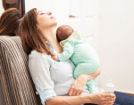 5 τρόποι να ξεκλέψει λίγο ύπνο μια νέα μαμά