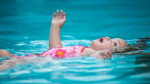 Πώς θα μάθετε στο παιδί να κολυμπάει αυτό το καλοκαίρι