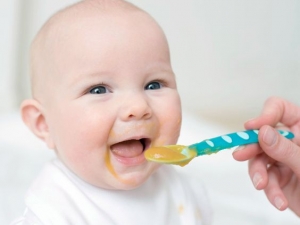 Πώς να ξεκινήσετε να δίνετε στο μωρό στερεές τροφές