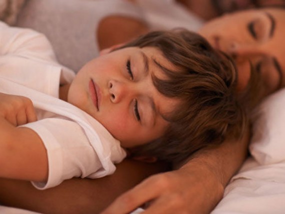 Το παιδί σας ξυπνάει μέσα στη νύχτα; 10 συμβουλές για καλύτερο ύπνο