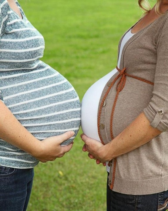 Μήπως η εγκυμοσύνη είναι «κολλητική»; Γιατί πολλές γυναίκες μένουν έγκυες παράλληλα με μια φίλη τους;