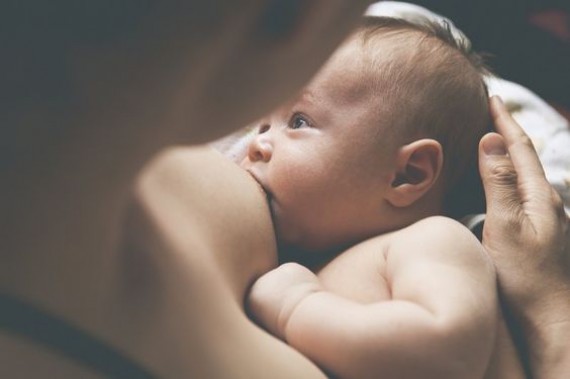 Πόσο γάλα πίνει το μωρό τις πρώτες μέρες της ζωής του;