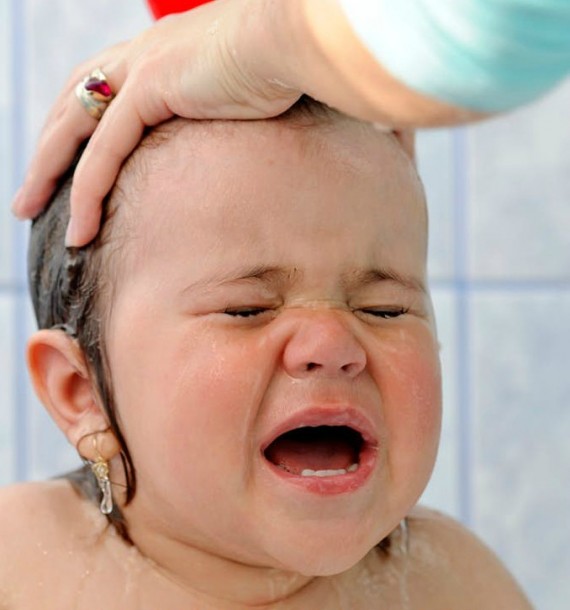 Τι να κάνετε εάν το μωρό σας δεν θέλει με τίποτα να του λούσετε τα μαλλιά