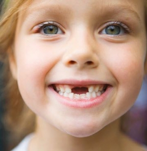 4 πράγματα που πρέπει να ξέρετε όταν το παιδί αρχίζει να αλλάζει δόντια