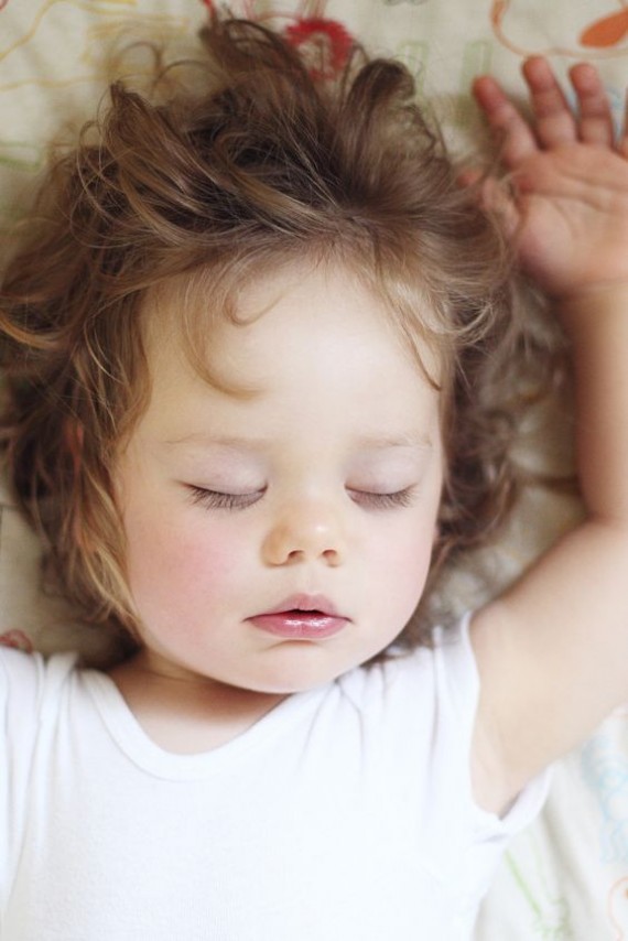 4 πράγματα που δεν είχατε φανταστεί ότι μπορεί να χαλάνε τον ύπνο του παιδιού
